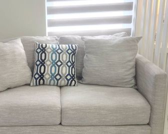 Beautiful Serenity Villa. Cozy and modern. Enjoy Florida and rest happy! - Brandon - Вітальня