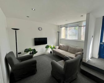 Spacious 4-bed House - Sleeps 11, Garden & Parking - Faversham - Obývací pokoj