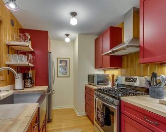 Cozy Vintage Michiana Shores Cottage w/Fireplace, Firepit, & Screened-in Porch - Michigan City - Kitchen