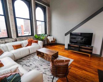 Luxurious 3-bedroom Loft with amazing views, in Downtown Toledo - Toledo - Living room