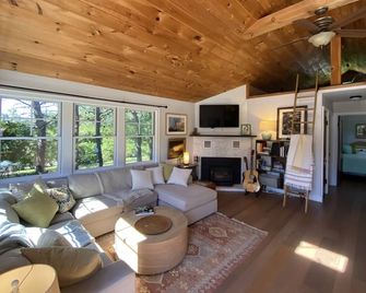 Beautiful Southampton Cottage with Saltwater Pool steps from Bay - Southampton - Living room