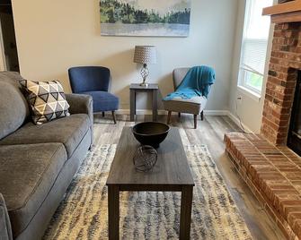 Cozy Home 3 miles from Purdue - Lafayette - Living room