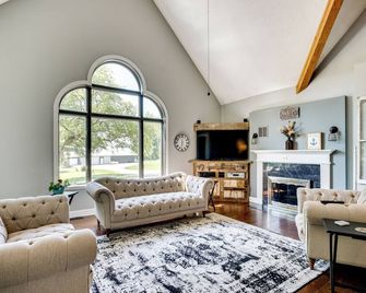 Spacious Family Villa With Decks In Chil - Chilton - Living room