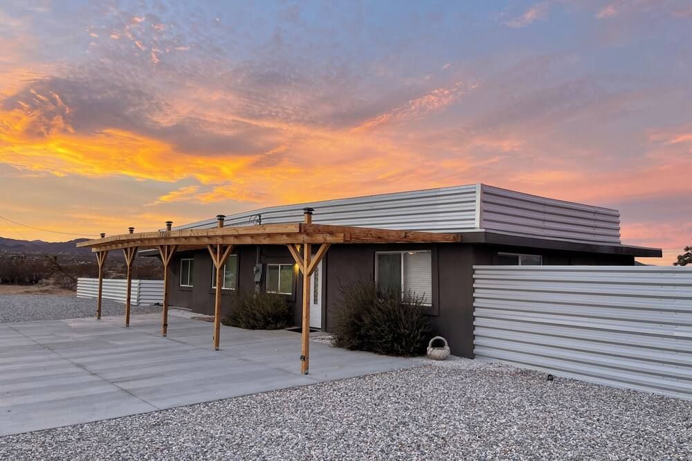 Building view of Midcentury Retreat Under the Stars 20 mins from JT