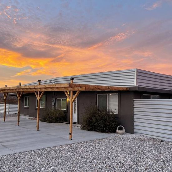Building view of Midcentury Retreat Under the Stars 20 mins from JT