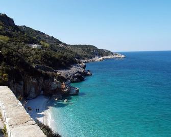Mountain villa with beautiful gardens and sea view, near Mylopotomos beach - Xorychti - Playa