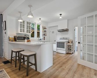La Petite Maison, With Soaker Tub & Fire Bowl - Niagara-on-the-Lake - Kitchen