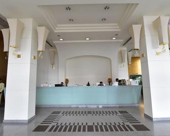 New Season Hotel - האט יאי - דלפק קבלה