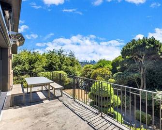 Luxury 4000 sqft Home with Gym, Sauna, CityViews - Seattle - Balcony
