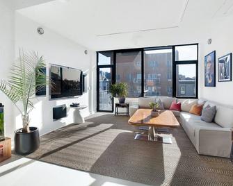 Penthouse w/ large rooftop Manhattan skyline in 2 family Townhome - Queens - Living room