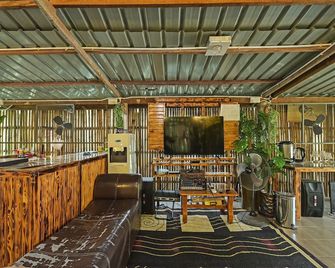 OYO 90636 Teratak Zakiah Chalet - Jerantut - Bar