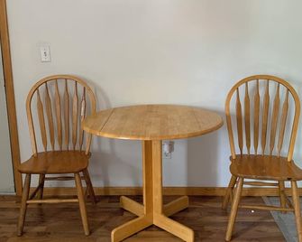 Quiet and comfort one bedroom apt, close to WIU, a kitchen free parking, TV - Macomb - Eetruimte