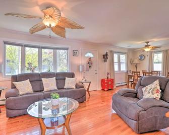 Inviting Home w/ Inground Pool: 3 Mi to Beach - Point Pleasant - Sala de estar