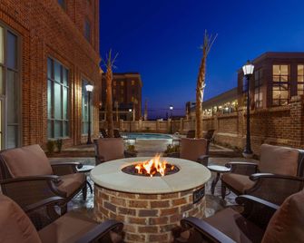 Embassy Suites by Hilton Savannah Historic District - סאוואנה - מרפסת