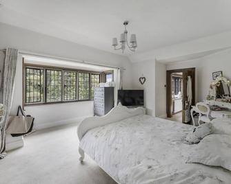 Finest Retreats - The Old Rectory - Tring - Bedroom