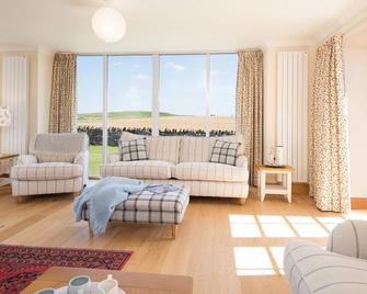 MILL DOWRIE - stunning barn conversion, 4 bedroom, ideal for families & friends - Gordon - Sala de estar