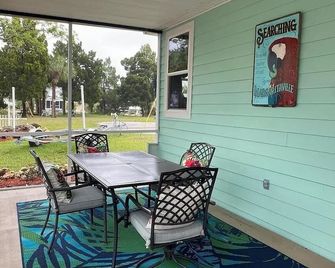 Fully remodeled, adorable coastal canal house on a spacious corner lot. - Hudson - Patio