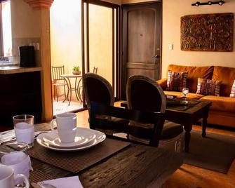 Comfy Apt Fully Equipped, Parking, Gated, 4 blocks f/ Central Park! - Antigua - Restaurant