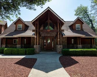 This home has it all and more!! - Shasta Lake - Building
