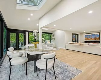 Modern Lake Home - 4-bedroom house in charming North Attleborough and Mansfield - North Attleboro - Dining room