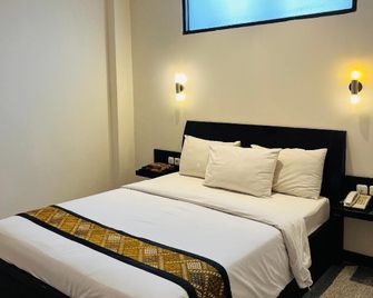 Riez Palace Hotel - Tegal - Habitación
