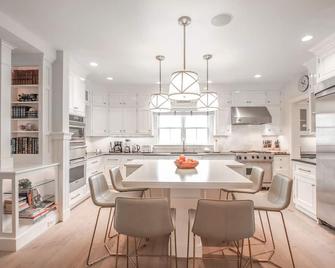 5 star, grand 8 BR estate, large yard, pool, pond, walk to town & beach - Nantucket - Dining room