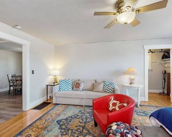 Renovated condo in historical building, near Seattle-Bremerton ferry - Bremerton - Huiskamer