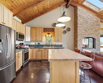 Cozy, Secluded Farmhouse Bordering 1000s of acres - Fairplay - Kitchen