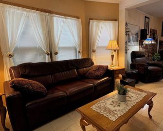 Nichols House: Riverfront Victorian with Sauna, Art & Private River Access - Sidney - Living room