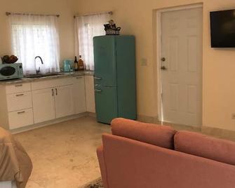 Tropical Studio on Historical Property - Centrally Located Everything St. Croix! - Kingshill - Sala de estar