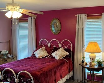 1st floor guest room with private full bath - Milford