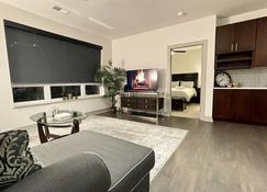 Luxury Apt In Tysons - Mins From Metro - Free Parking - McLean - Living room