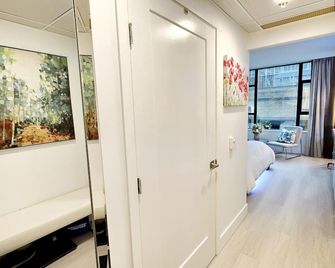 Hotel Le Soleil by Executive Hotels - Vancouver - Hallway