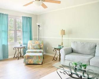 Peaceful 3br/2ba House Near Everything W/Wifi - Dothan - Living room