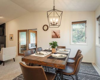 Right near the lake! Single-level home with backyard relaxation, pet-friendly! - Alexandria - Dining room