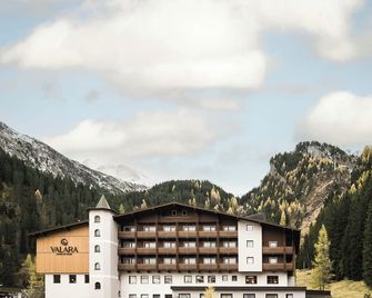 Valara Alpine Art Hotel - Tux - Building