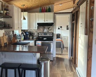 Adventurous tiny house! Located on 1 acre surrounded by evergreen forest - Statesville - Køkken
