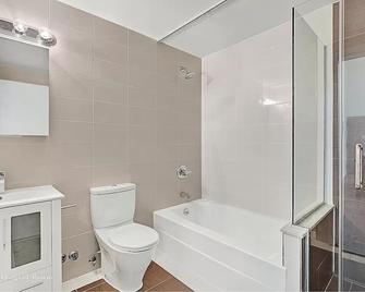 Bright and Sunny Loft in Williamsburg - New York - Bathroom