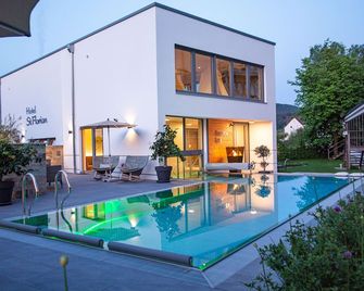 هوتل زانت فلوريان - فراوناو - حوض السباحة