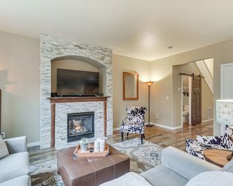 Hillsboro Vacation Rental about 19 Mi to Portland! - Hillsboro - Living room