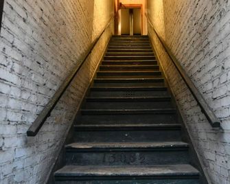 Cozy 1-bedroom apartment in a 160 year old historic downtown location. - New Castle - Stairs