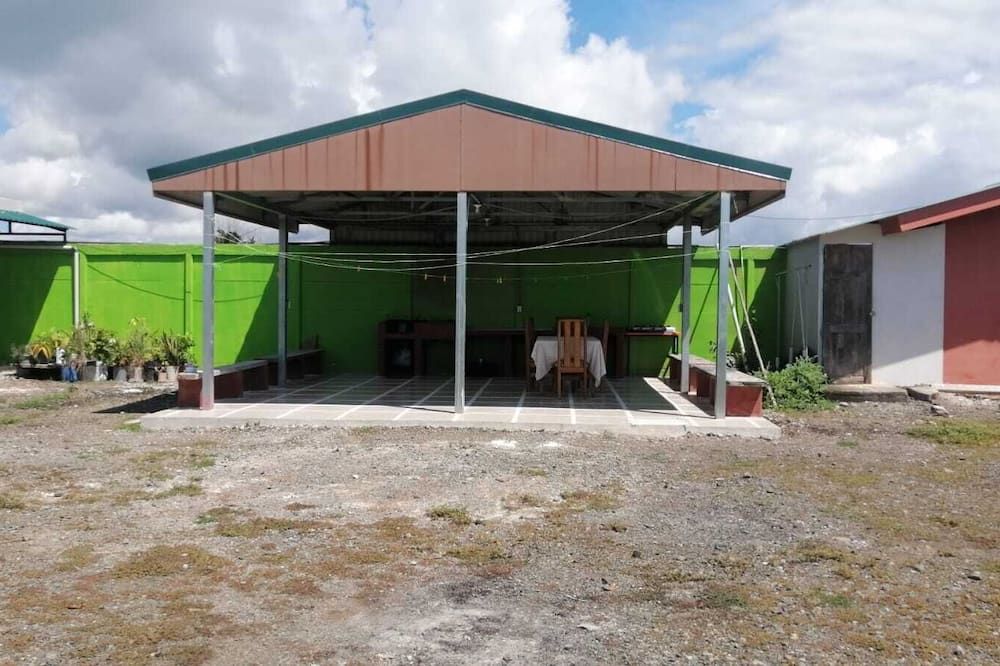 Cabinas Lawson - Puerto Jiménez - Patio