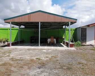 Cabinas Lawson - Puerto Jiménez - Patio