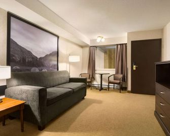 Super 8 by Wyndham Prince George - Prince George - Living room