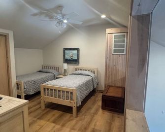 2 Bedroom Condo- Waterfront! 2023 Renovation 2 Kayaks Included, Pool and Tennis - Avon - Habitación