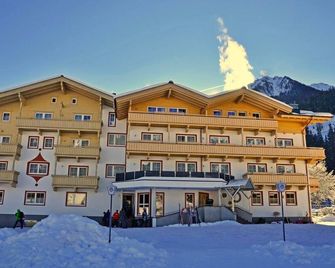 Hotel Grundlhof - Bramberg am Wildkogel - Building