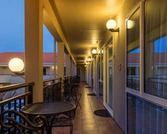 Lugano Motor Lodge - בלנהיים - מרפסת