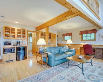 Vacation Rental Home in the Berkshires! - Williamstown - Living room