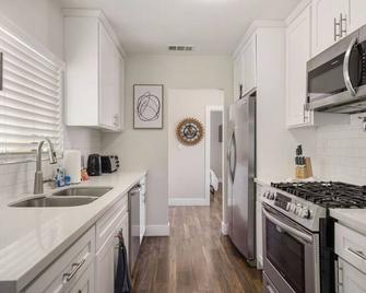 Travel Haven - Great Location - Quiet Area - Long Beach - Kitchen