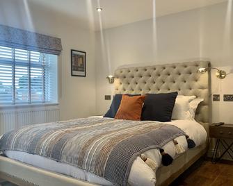 Upstairs at 33 - Self check in boutique accommodation in Worcester Centre - Worcester - Bedroom